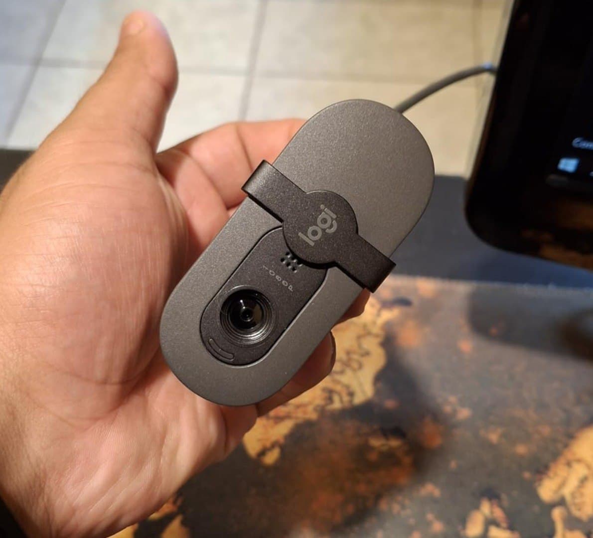 Webcam Full HD Logitech Brio 100 com Microfone Integrado