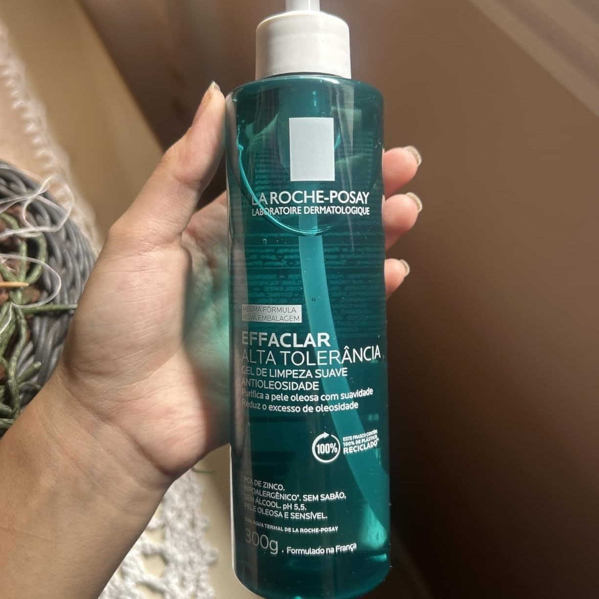 La Roche-posay Effaclar Gel Alta Tolerância. Limpeza Facial. Limpa a Pele Suavemente Reduzindo a Oleosidade e Eliminando o Brilho. Pele Oleosa e Sensível. Caprylyl Glycol, Glicerina, PCA de Zinco.